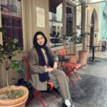 Jang Yoon-ju Instagram - 사진 고르고 음악 찾다가 이 노래 듣고 울컥. 🤍💧 사진 속 나는 세월이 흘렀는데. 음악 속 나는 여전히 거기에 있구나. #파리에부친편지