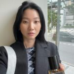 Jang Yoon-ju Instagram - 비오는 토요일. 아 이제 눈물의 여왕은 안하지? 아쉬운 마음을 달래며. 그림도 보고. 향수도 사고. 밥도 배불리 먹고. 🩶☺️☂️
