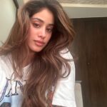 Janhvi Kapoor Instagram – 🙏🏼 pls roze aise achhe hair days de do 🙏🏼 shubh baal diwas 🪔 💇🏻‍♀️ 😜