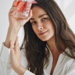 Janina Uhse Instagram - Anzeige//Es gibt Gerüche, die mich unweigerlich an meine Kindheit erinnern. Es ist der Geruch von Zuckerwatte, den ich als Schausteller-Kind mit dem Arbeitsalltag meiner Eltern verbinde. 🍬Es ist diese salzige, algige Luft, die ich auf der Nordseeinsel bei meinen Großeltern während des Muscheln sammelns einatme. 🌊 Aber ich erinnere mich auch an das Pafüm, das sowohl meine Mutter, als auch meine Oma bis heute tragen. Dieser unverwechselbare Duft, bei dem ich immer lächeln muss und auch irgendwie Heimweh bekomme. La vie est belle - Thanks to you that you remind me of the people I love the most. ❤️ @lancomeofficial #lancomefragrance #lavieestbelle