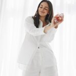 Janina Uhse Instagram - Anzeige//Es gibt Gerüche, die mich unweigerlich an meine Kindheit erinnern. Es ist der Geruch von Zuckerwatte, den ich als Schausteller-Kind mit dem Arbeitsalltag meiner Eltern verbinde. 🍬Es ist diese salzige, algige Luft, die ich auf der Nordseeinsel bei meinen Großeltern während des Muscheln sammelns einatme. 🌊 Aber ich erinnere mich auch an das Pafüm, das sowohl meine Mutter, als auch meine Oma bis heute tragen. Dieser unverwechselbare Duft, bei dem ich immer lächeln muss und auch irgendwie Heimweh bekomme. La vie est belle - Thanks to you that you remind me of the people I love the most. ❤️ @lancomeofficial #lancomefragrance #lavieestbelle