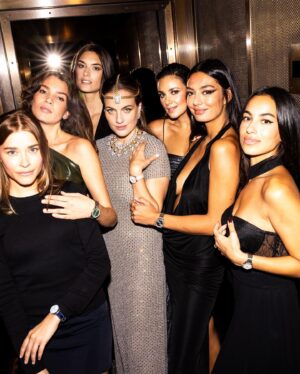 Janina Uhse Instagram - Anzeige// What a night ✨
Swipe for the Squad ❤️
@breitling_germany @breitling 

#breitling #navitimer #forthejourney