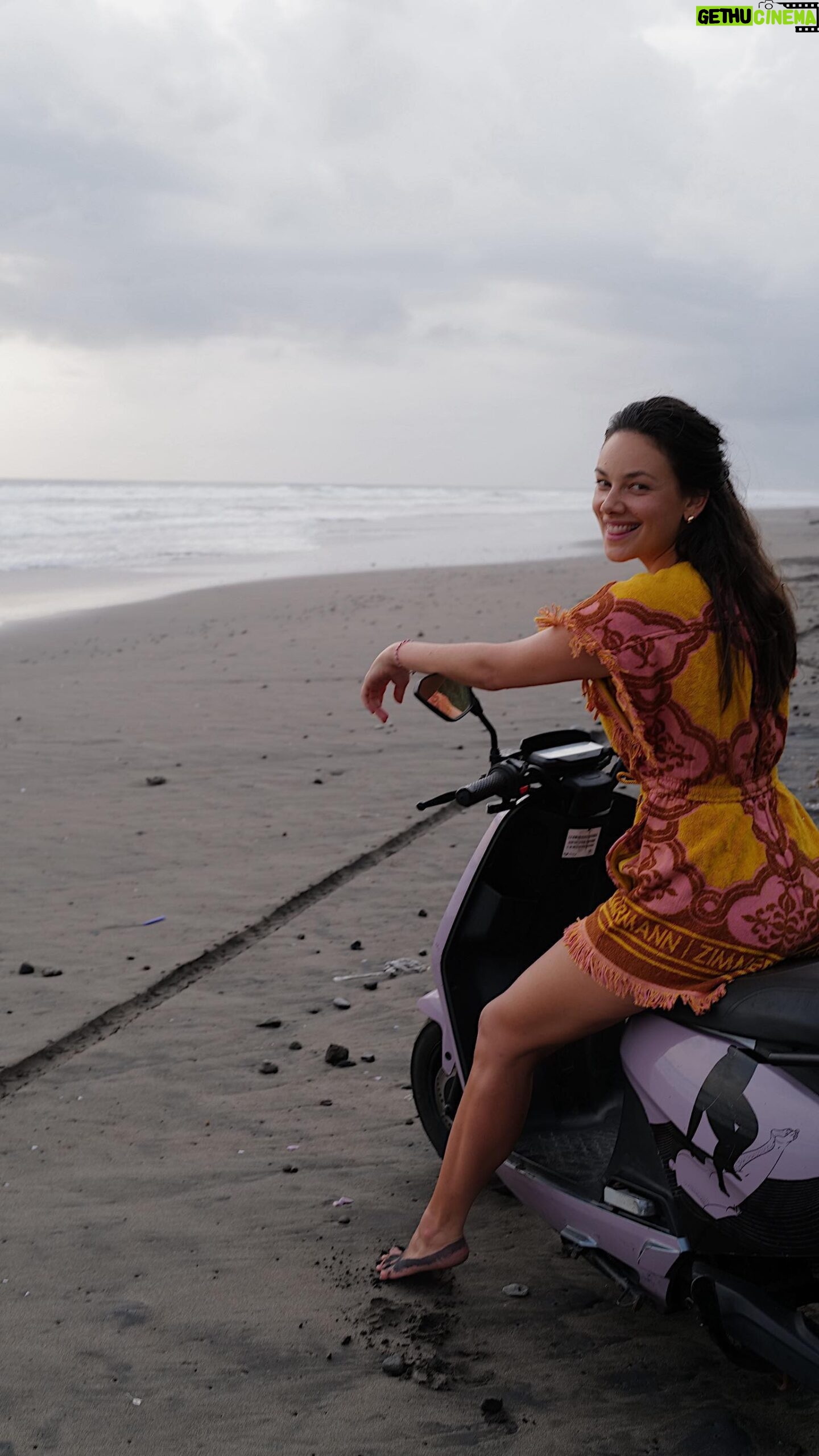 Janina Uhse Instagram - Best (Electro-)Scooter Drive in a loooong time 🛵🌊❤️ Es gibt übrigens Pinke Muscheln in diesem feinen, schwarzen Sand 🤗❤️