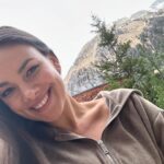 Janina Uhse Instagram – Zurück nach München fahr ich langsamer. Hab ich mir fest vorgenommen. Denn so schön finde ich Bild Nummer 5 jetzt nicht. 🥴
Tschüss Tirol! 🏔️ 
Noch eine Drehwoche, dann haben wir alles im Kasten.