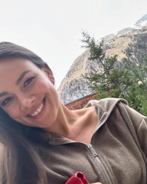 Janina Uhse Instagram - Zurück nach München fahr ich langsamer. Hab ich mir fest vorgenommen. Denn so schön finde ich Bild Nummer 5 jetzt nicht. 🥴
Tschüss Tirol! 🏔️ 
Noch eine Drehwoche, dann haben wir alles im Kasten.