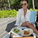 Janina Uhse Instagram - Food and beach walks all day long 🏝️🥗 Because a walk on the beach is good for the body and mind - they said 🤞 Anzeige, weil markiert// @luxsouthari @luxresorts