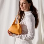 Janina Uhse Instagram – Anzeige// Tadaaa… Endlich darf ich es mit euch teilen. Proudly present. Ich bin das neue Gesicht der ikonischen DUA Bag von @giannichiarini ❤️
Ich hatte unfassbar tolle Tage in Mailand. Beim Shooting durfte ich bereits mit dem besten Team den Sommer einläuten. Elegant, zeitlos und orange – Lieben wir! #giannichiarini #gc #DUAbag #TheShapeOfYou