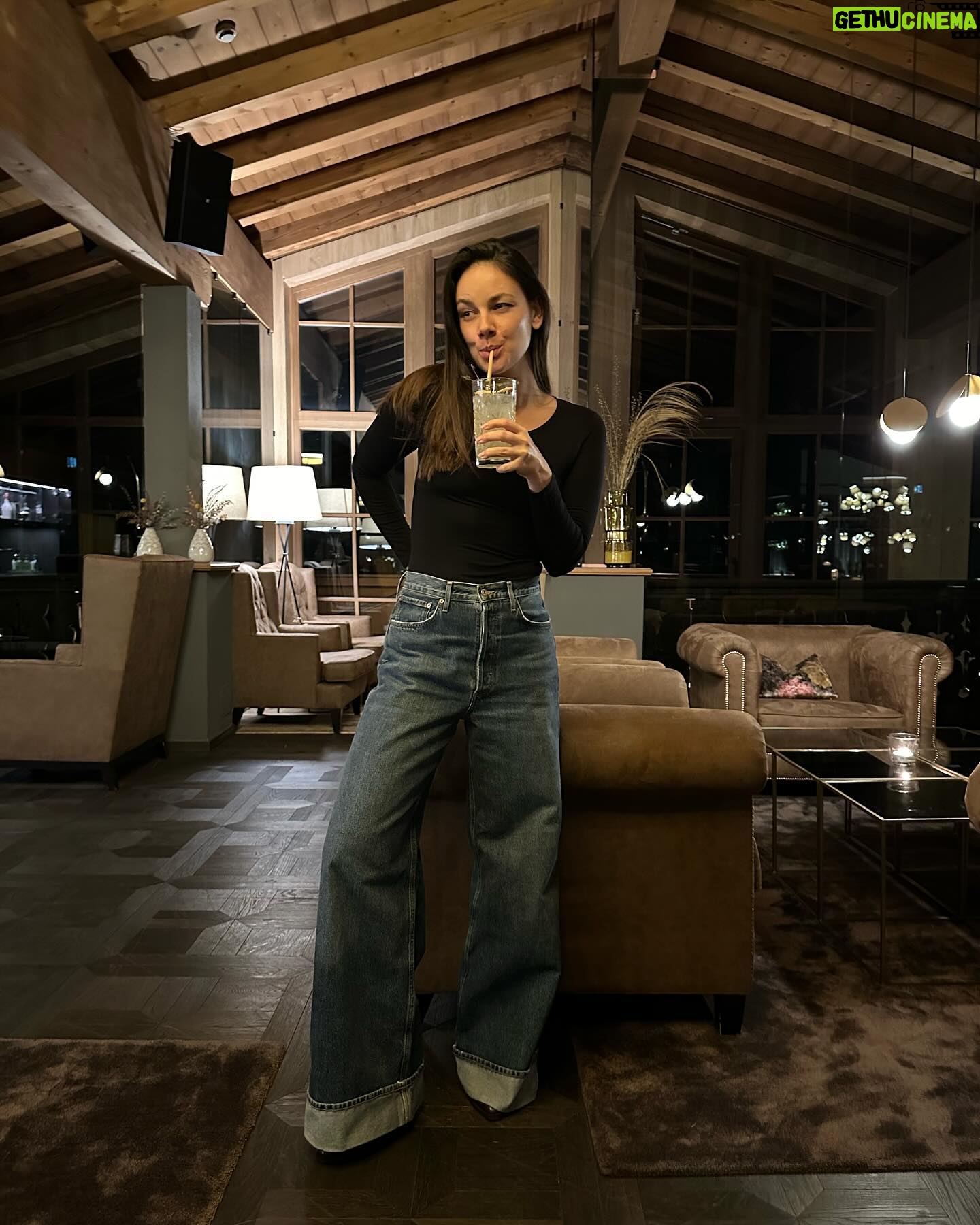 Janina Uhse Instagram - Anzeige, weil markiert// Den drehfreien Tag bestmöglich genutzt im @naturhotelforsthofgut 🏔️🥰 1. Leckeren Cocktail geschlürft 2. Im Family Spa erholt 3. Den Kinderbereich unsicher gemacht 4. Herrlich schnabuliert 5. Neue Freunde gefunden Bis gaaaanz bald 🥰