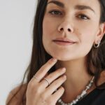 Janina Uhse Instagram – Anzeige// Jedes Mal, wenn wir ein Schmuckstück tragen, erinnern wir uns, wie dieses besondere Stück zu uns gekommen ist. In welcher Situation in unserem Leben wir uns selbst beschenkt haben oder von wem wir beschenkt wurden.🥰
Es löst Emotionen in uns aus, denn Schmuck ist mehr, als etwas, dass ein Outfit komplett macht.
Jedes Teil hat seine eigene Geschichte.
Es erinnert einen an besondere Momente im Leben aber auch an die wichtigsten Menschen in unserem Leben.
Freunde, Partner oder unsere Mütter. ❤️
Be Love, unter diesem Motto steht die Muttertags Kampagne von @theofficialpandora , Denn die Liebe ist doch das, was uns im Leben trägt, oder?

#BeLove #ShotForPandora #AD