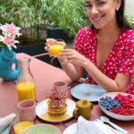 Janina Uhse Instagram – Anzeige // Selfcare bedeutet für mich mehr Zeit zu haben für Dinge, die ich liebe ❤️ Frühstück mit meiner Family ist eins davon. Mit den Geräten von @siemenshomede habe ich auch den richtigen Partner an meiner Seite, der mir den Alltag angenehmer macht 🫶