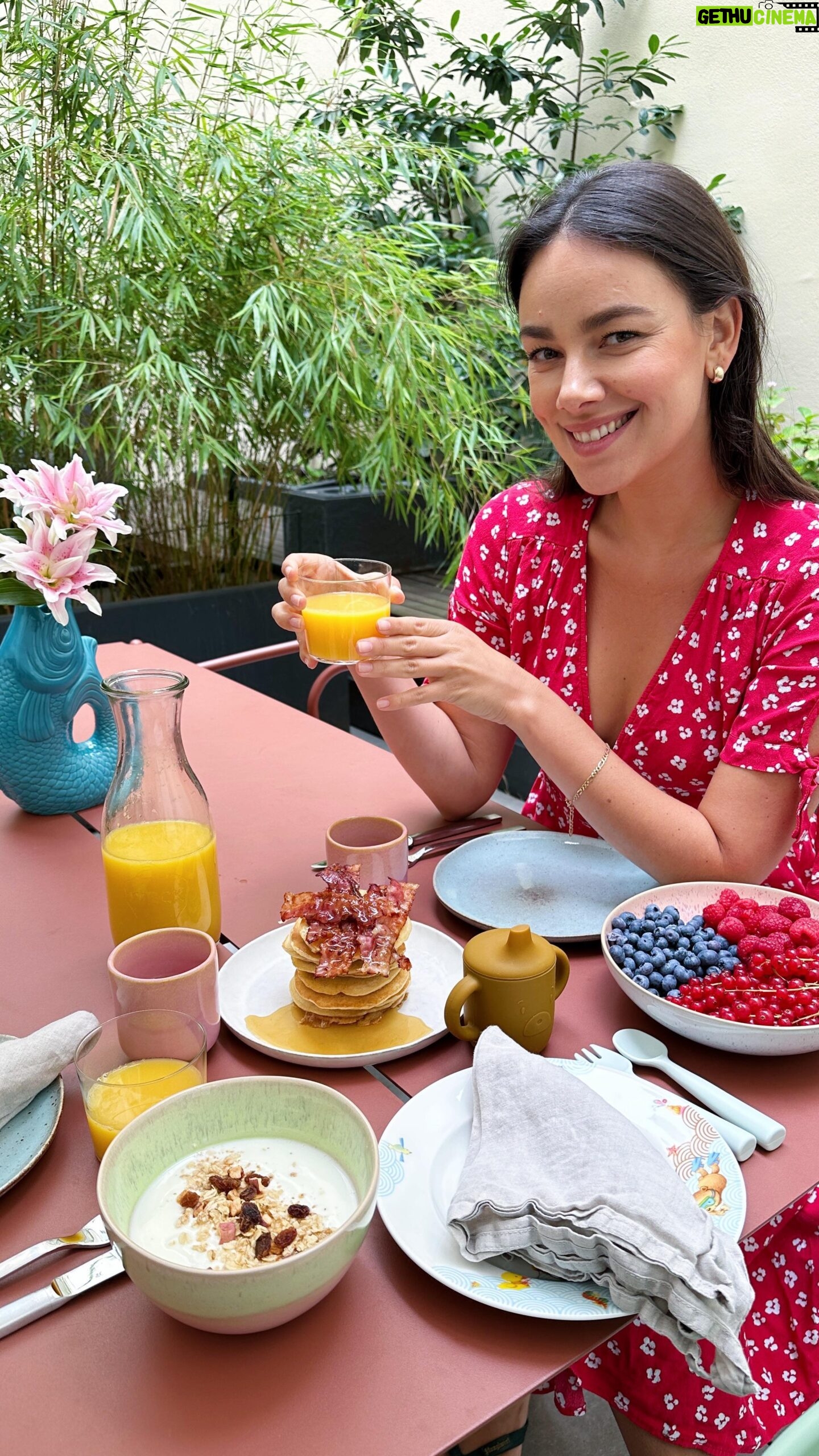 Janina Uhse Instagram - Anzeige // Selfcare bedeutet für mich mehr Zeit zu haben für Dinge, die ich liebe ❤️ Frühstück mit meiner Family ist eins davon. Mit den Geräten von @siemenshomede habe ich auch den richtigen Partner an meiner Seite, der mir den Alltag angenehmer macht 🫶