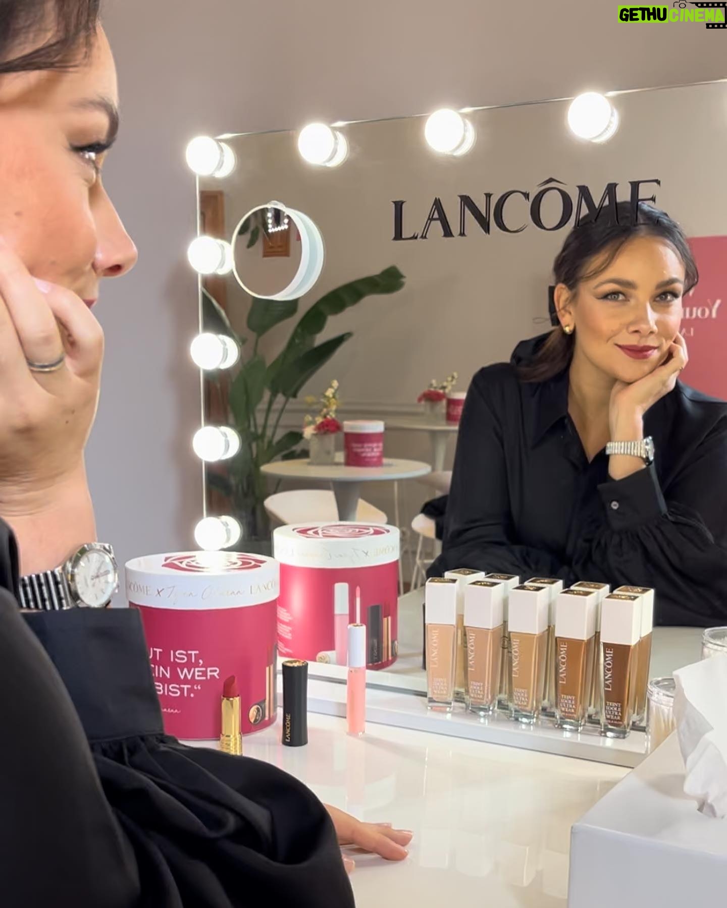 Janina Uhse Instagram - Kann mich mal bitte jemand kneifen?! Ich habe meinen EIGENEN @lancomeofficial LIPPENSTIFT 💄🥺 Ich könnte gerade in diesem Moment nicht stolzer sein. Und es ist nicht irgendein Lippenstift, dieser Lippenstift ist Teil der Sisterhood Edition und tut Gutes. 100 Prozent des Erlöses gehen an die Organisation @arbeiterkind.de Mehr Infos zu meinem Lippenstift findet ihr in der Story 🫶❤️ Anzeige #sisterhood #writeyourfuture #makeup