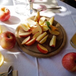 Janina Uhse Instagram - Anzeige//Ohhhhh, wie schön ist Südtirol 🍎❤️🍷
Hatten eine wunderschöne Familienauszeit inmitten von Apfelbäumen, Weinreben und ganz viel frischer Bergluft. 
Ich sag’s euch, der kleine Mann hat hervorragend geschlafen (was sonst nicht so häufig der Fall ist)- wir aber auch, nach dem wunderschönen Stadtrundgang in Brixen und der ein oder anderen Marende 🧀🥓🍞
Wir kommen wieder, keine Frage! ❤️
Wart ihr schon mal in Südtirol? Wenn ja, wo? 
@suedtirol.official @visitbrixen @natz_schabs 
#southtyrol #suedtirol #südtirol #visitbrixen #natzschabs