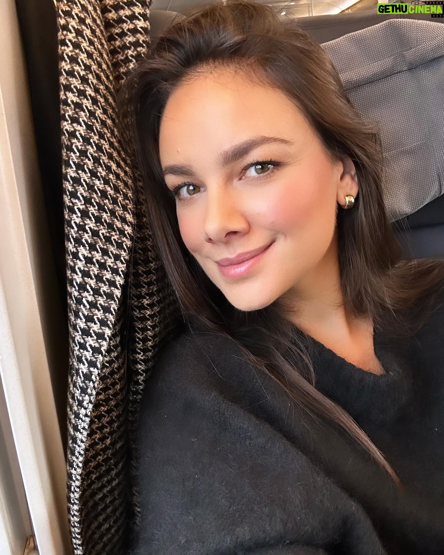Janina Uhse Instagram - Der Lieblingsgast ist auf dem Weg nach München 🥨