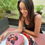 Janina Uhse Instagram - Sonntagsgrüße aus der @janinaandfood Testküche 👩🏽‍🍳🥧 Es ist vermutlich der beste Kuchen, den ich jemals gebacken habe 🤫🥰