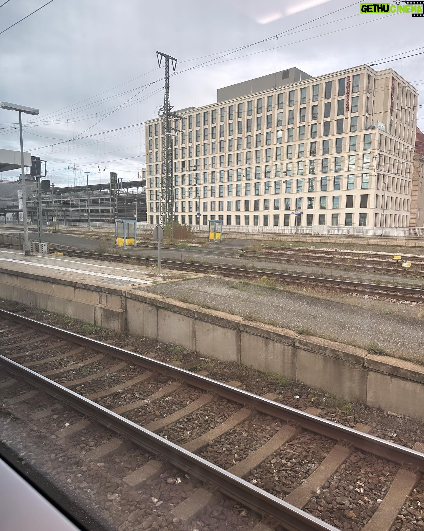 Janina Uhse Instagram - Der Lieblingsgast ist auf dem Weg nach München 🥨