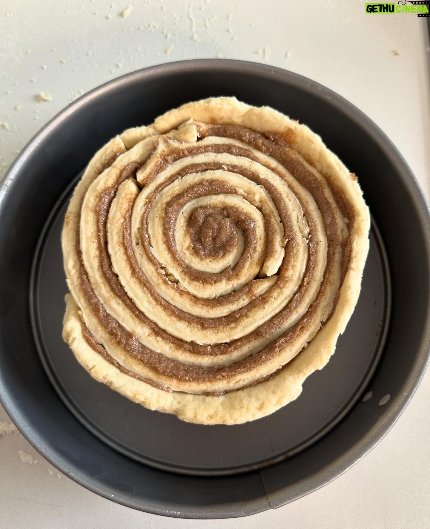 Janina Uhse Instagram - Sonntagsgrüße aus der @janinaandfood Testküche 👩🏽🍳🥧 Es ist vermutlich der beste Kuchen, den ich jemals gebacken habe 🤫🥰