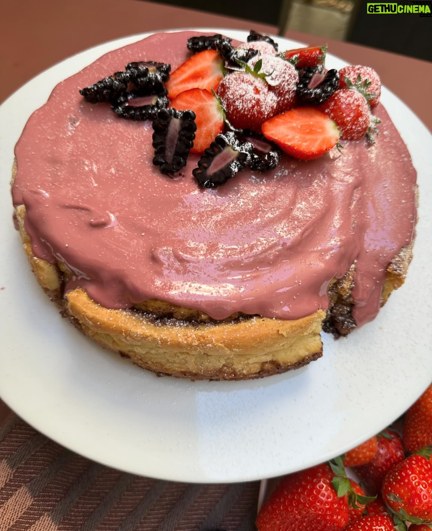 Janina Uhse Instagram - Sonntagsgrüße aus der @janinaandfood Testküche 👩🏽🍳🥧 Es ist vermutlich der beste Kuchen, den ich jemals gebacken habe 🤫🥰
