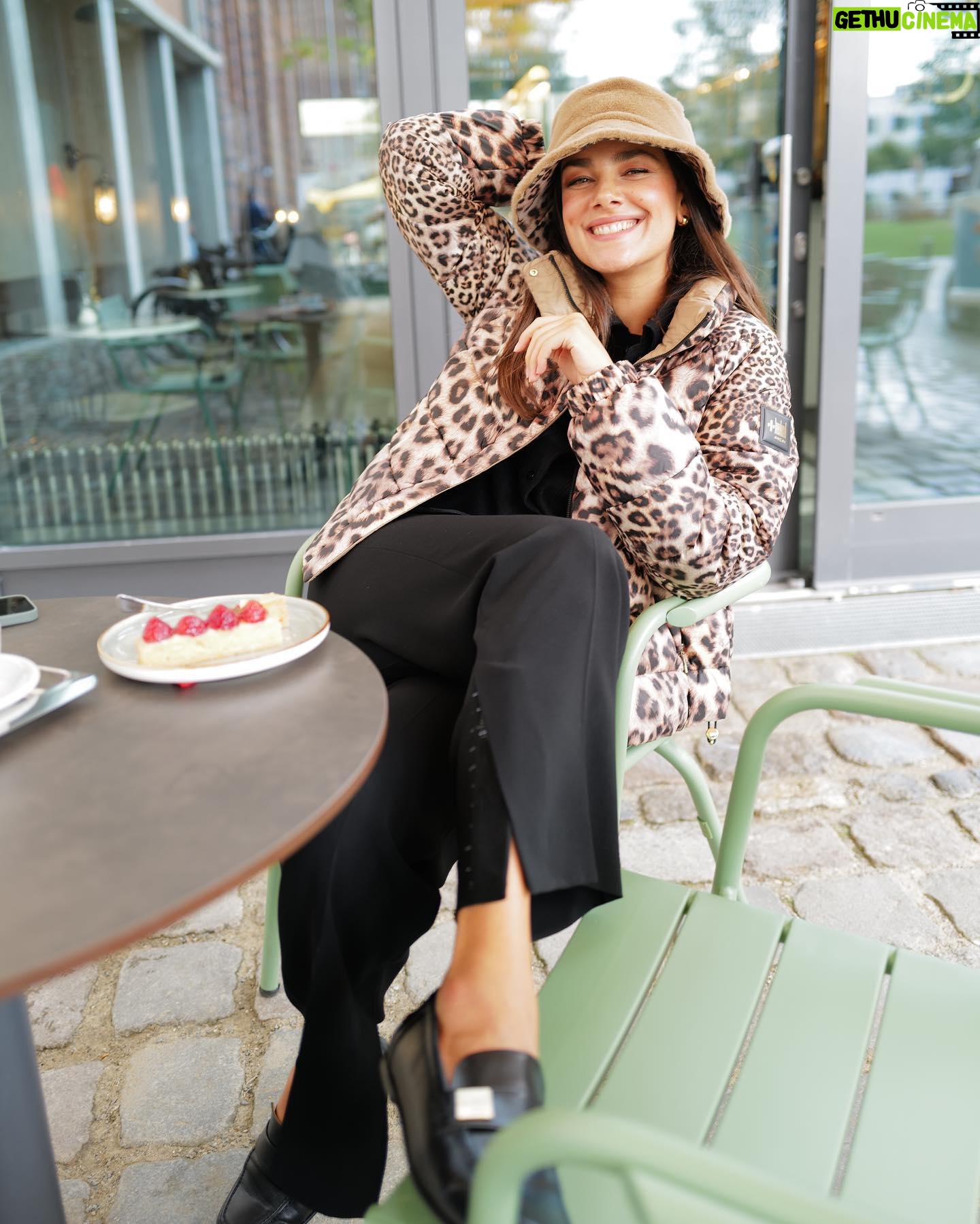 Janina Uhse Instagram - Anzeige // Happy Birthday Marc Cain! 🎈 Wenn ich genau so stilvoll altere wie Ihr es tut, dann bin ich auf dem richtigen Weg. 50 Jahre und schöner denn je! Cheers 🥂 @marccain #MarcCainGirls #50YearsMarcCain