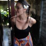 Janina Uhse Instagram – Hach… gegen so eine herrlich duftende Frangipani hinterm Ohr hätte ich jetzt nichts 🤌