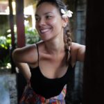 Janina Uhse Instagram – Hach… gegen so eine herrlich duftende Frangipani hinterm Ohr hätte ich jetzt nichts 🤌