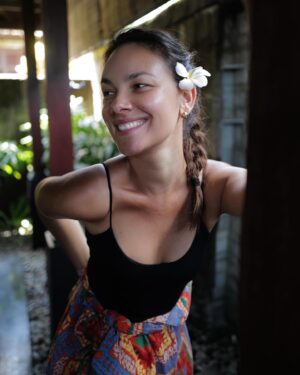 Janina Uhse Instagram - Hach… gegen so eine herrlich duftende Frangipani hinterm Ohr hätte ich jetzt nichts 🤌