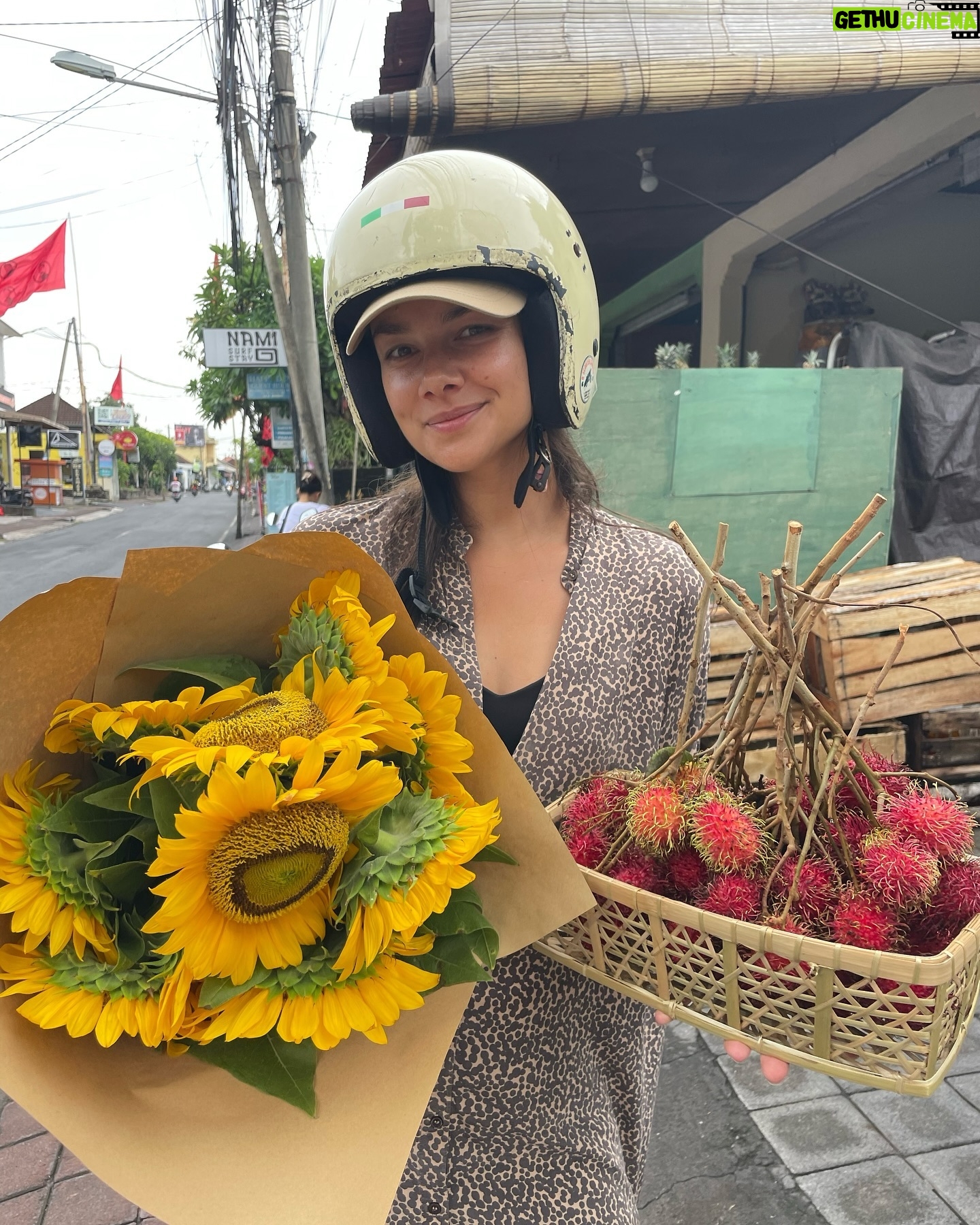 Janina Uhse Instagram - Am letzten Tag des Jahres gibt es für euch noch ein paar Blümchen und was Süßes. Habt ihr verdient 🫶❤️ Heute Abend wird auf jeden Fall ein wenig stilsicherer gefeiert- ohne Helm-Cap-Kombo! Bei diesen versifften Leihhelmen musste man improvisieren 🫣🥴 (Mittlerweile haben wir uns Helme gekauft 🤗🤝) Helm hin oder her, ich wünsche euch einen tollen Rutsch ins neue Jahr! 🪅