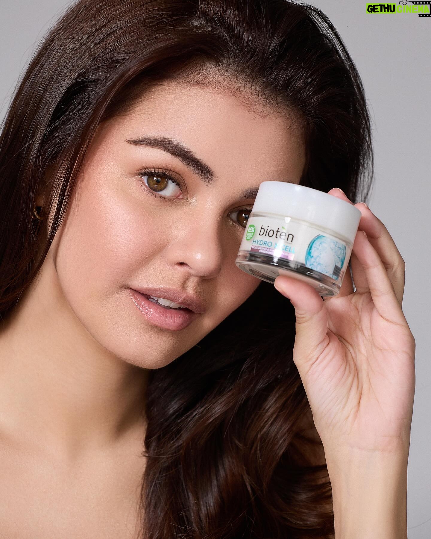 Janine Gutierrez Instagram - It’s soooo hot but I have the perfect skincare for you. My skin looks best when it’s hydrated and moisturized. I get that with Bioten #HydroXCell. #DiveIntoUnparalleledMoisture Shop now in Lazada, Shopee or Watsons! 🩵