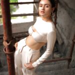 Janki Bodiwala Instagram - Freckles on fleek🤍 . Stylist @styleitwithniki Photographer @super_devang Mua:- @poojachabadia & @makeupandhairby_prarthana Outfit- @loveseer.in Jewellery- @edges_jewellery @kenayosha Curated by - @avanisoni18