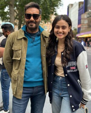 Janki Bodiwala Instagram - Finally I can show my #fangirl moments 😄 😬
#shaitaan