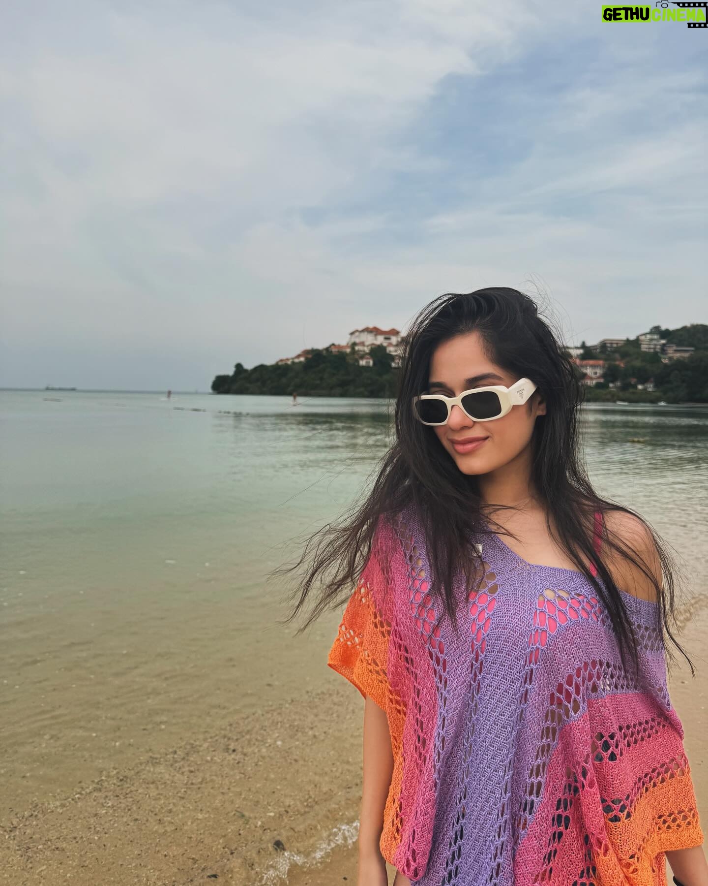 Jannat Zubair Rahmani Instagram - Sunnies on. World off. 🌍🌞👒🕶️