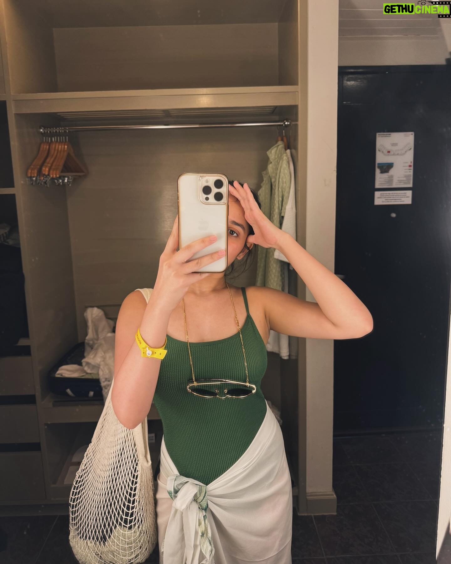 Jannat Zubair Rahmani Instagram - Sunnies on. World off. 🌍🌞👒🕶️