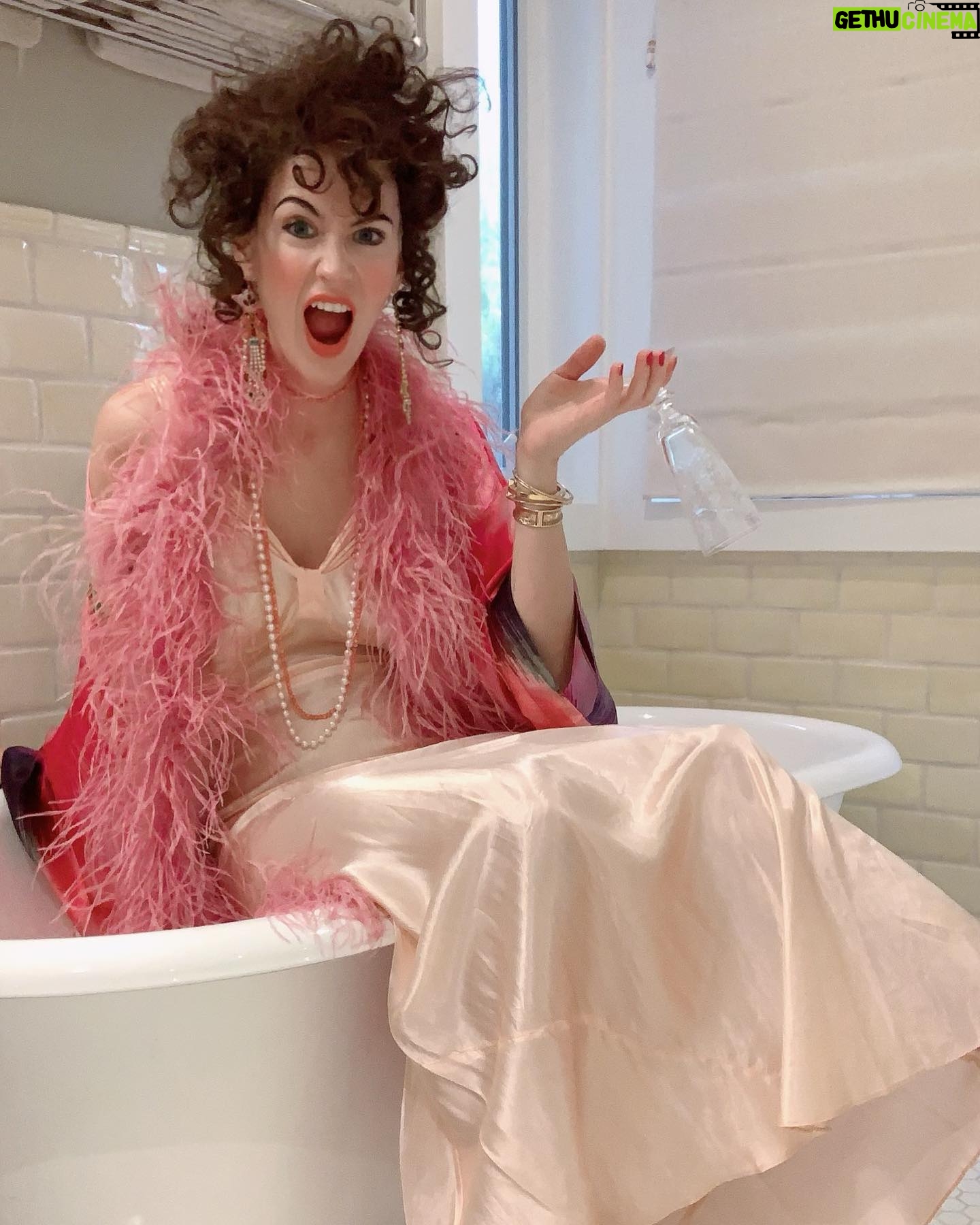January Jones Instagram - “I gotta go baffroom!!” I LOVE YOU MISS HANNIGAN