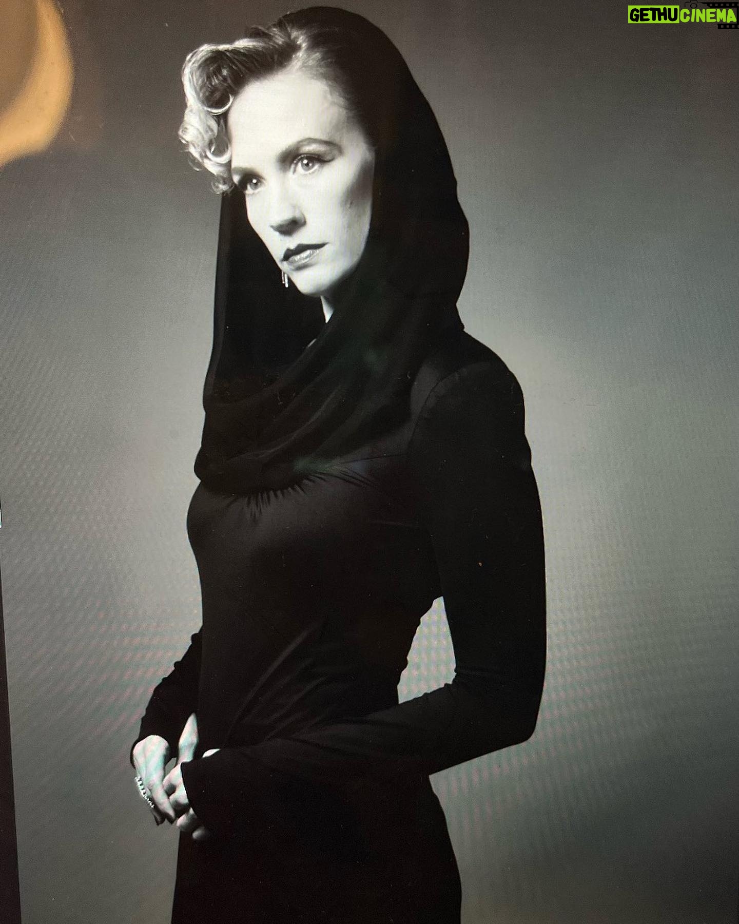 January Jones Instagram - @kateandlauramulleavy @rodarte CRUSHED IT💪🏻Thank you for creating a modern version of my dream Claudette Colbert dress🖤 @samanthamcmillen_stylist @delfinadelettrez @sam_boutros @jeanclaudeelmoughayar