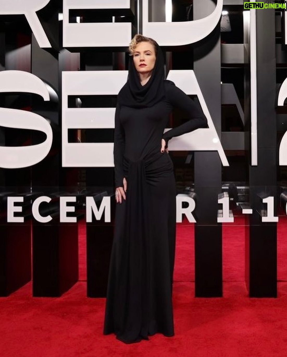 January Jones Instagram - @kateandlauramulleavy @rodarte CRUSHED IT💪🏻Thank you for creating a modern version of my dream Claudette Colbert dress🖤 @samanthamcmillen_stylist @delfinadelettrez @sam_boutros @jeanclaudeelmoughayar