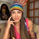 Jaque Khury Instagram - As pessoas só querem amor. Só querem amar e ser amados. Muitas vezes tropeçamos , caímos , nos machucamos e fazemos coisas que não são legais buscando esse amor . Aí a gente se machuca, machuca o outro, mas se machuca mais. Quando a gente entende que o amor cura tudo , e é o sentimento mais poderoso que existe , a gente cura as feridas e cura nossa alma. Sim, nós somos falhos … estamos aqui como eternos aprendizes e quanto mais a gente aprende menos a gente sabe. Por isso cuida dos teus pensamentos, e da forma que você vê o mundo. Agradeça cada gota de chuva, cada desafio que vai te tornar mais forte. Agradeça o amargo , o doce , o verão e o inverno. A impermanência das coisas. Aceite , deixa ir … deixa vir … deixa a vida fluir. Não podemos ter o controle de tudo. Mas podemos dançar a dança da vida. E dançar uma linda canção com os olhos de uma criança que vive dentro de você . Deixa essa criança vir com a leveza mais pura . Precisamos desse movimento de altos e baixos para a vida girar. Nem tudo vai ser perfeito. Mas o perfeito em cada imperfeição que faz essa vida tão mágica. Viva o presente. A felicidade é hoje! O aqui e agora . O poder da transformação está em suas mãos . As respostas estão em dentro de você. A única pessoa capaz de enxergar o mundo colorido e cheio de amor é você. #amor #gratidão #xamanismo #vida #casahairá #hauxhaux #aho