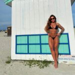 Jaque Khury Instagram - Eu amo ser brasileira!! Sou grata, óbvio por estar aqui. Mas essa mania de brasileiro pagar pau pra americano não dá! Já começa pelo custo de 5x mais. Se converte não se diverte. Aqui é bonito sim, já vim para esse país mais de 15x … e prefiro o meu Brasil. Sério…as praias do Brasil não tem pra ninguém, a comida brasileira é top demais, as pessoas são incríveis . Eu pago pau pro meu povo , pro meu país , pra minha casa , pro meu filho e pra minha vida e já tô com saudades. Essa mania de rede social que fala que tem que estar viajando pra estar feliz é uma bela mentira que as pessoas acreditam e se enchem de dívida para viajar baseada nessa teoria de mostrar para os outros que está bem… se liga!