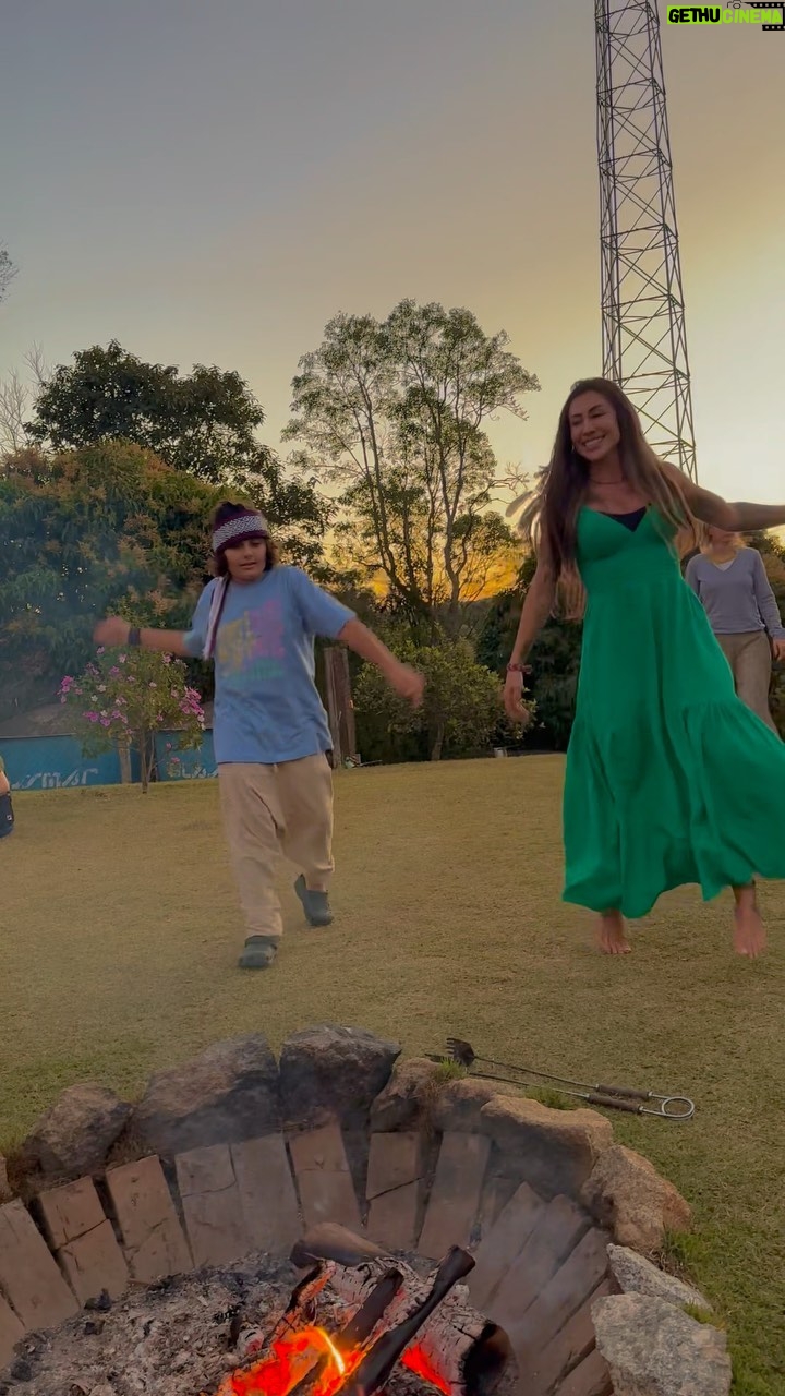 Jaque Khury Instagram - Que lindo que foi hoje na @casahaira ! Poder se conectar com a energia do amor, curar feridas, trazer cada vez mais alegria para nossas vidas e conexão com a natureza e o divino que habita em mim . Hoje tive uma conexão fortíssima com @gaelkhury é minha criança interior 🌱💚🪶🌈🌎 Haux Haux #medicinasagrada #medicinasdafloresta #ayahuasca #hunikuin #casahairá #hunikuin #nixipae #hauxhaux #hauxhauxmovement #rape #pachamama