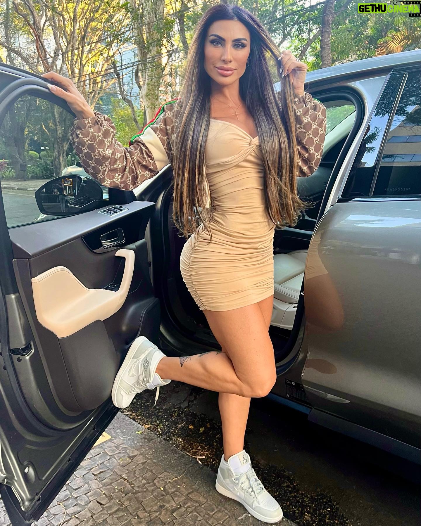 Jaque Khury Instagram - Bom dia pessoal… vocês sabem que eu prezo muito o conforto principalmente nos pés. Então estou curtindo muito essa moda de tenis com vestido… O nike jordan dá o maior estilo para qualquer look. Vai da academia até a balada. Me apeguei… e a @loja.authentictenis tem modelos exclusivos de fora do país, tudo original. Esse que estou é raridade!!! Amooo! 👌