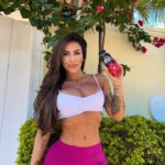Jaque Khury Instagram - O total clean da @bestwheyoficial è uma bebida deliciosa e completa! Novo sabor Pitaya , tem 10g de proteínas, apenas 40 calorias , 0 carbo ❤️ amooo @atlheticanutrition #fitness #atleticanutrition #bestwhey