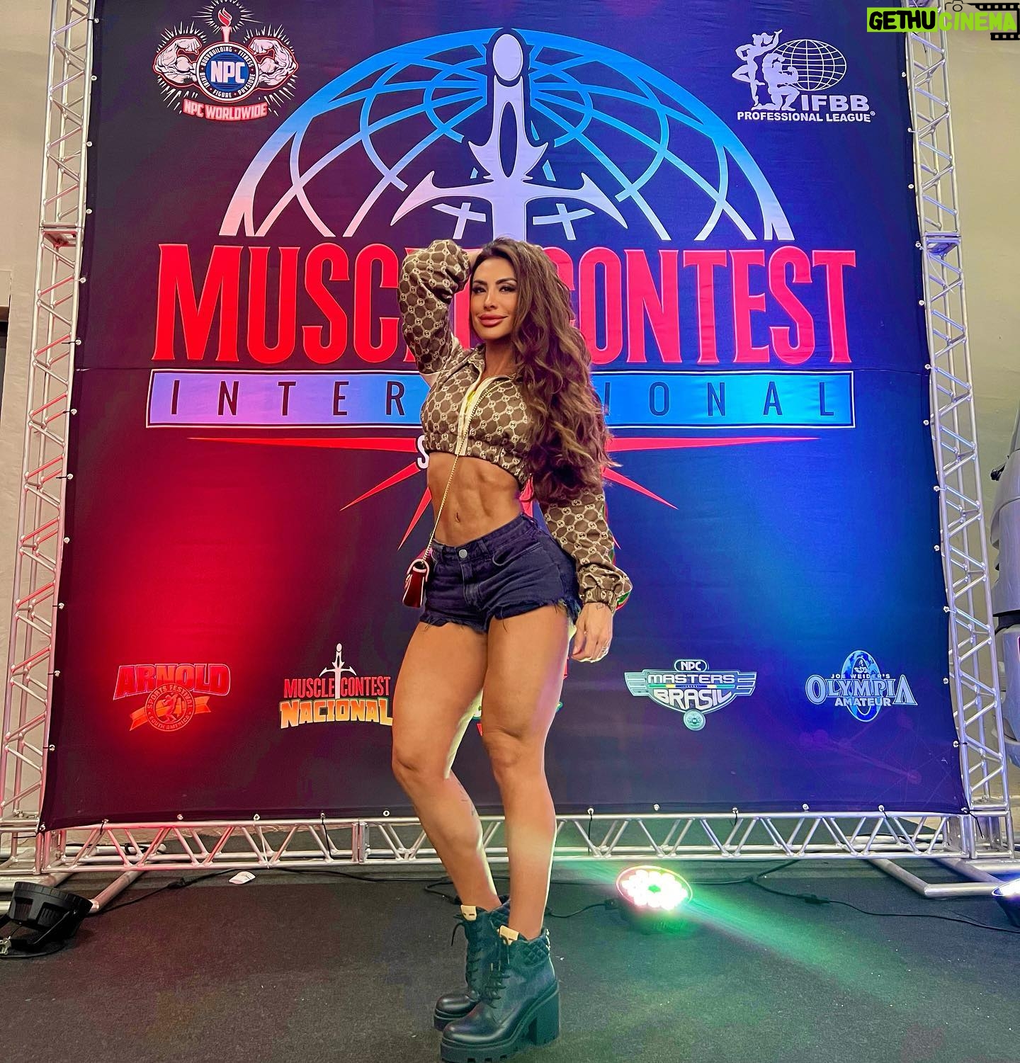 Jaque Khury Instagram - Hoje foi dia de prestigiar a galera no @mrolympiabrasil ✌🏻😄