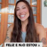 Jaque Khury Instagram - Solteira, feliz e independente 😃 Solitude é um isolamento voluntário. Essa expressão foi muito usada pelo pensador Paul Tillich, que associou o termo à glória e felicidade de estar sozinho. Na solitude, conseguimos entrar em contato com nosso mundo interno, colocar os pensamentos em ordem e observar o significado das nossas emoções. E você já buscou a sua independência emocional?