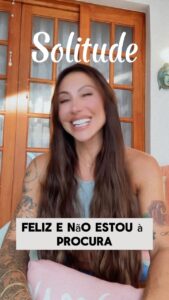 Jaque Khury Instagram - Solteira, feliz e independente 😃 Solitude é um isolamento voluntário. Essa expressão foi muito usada pelo pensador Paul Tillich, que associou o termo à glória e felicidade de estar sozinho. Na solitude, conseguimos entrar em contato com nosso mundo interno, colocar os pensamentos em ordem e observar o significado das nossas emoções. E você já buscou a sua independência emocional?