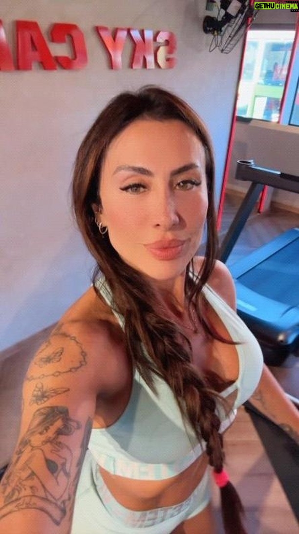 Jaque Khury - 22.4K Likes - Tá sem bateria? Vem pro SkyCardio!
Nossas esteiras têm carregadores por indução para você gastar energia sem precisar sair correndo para carregar o celular.
