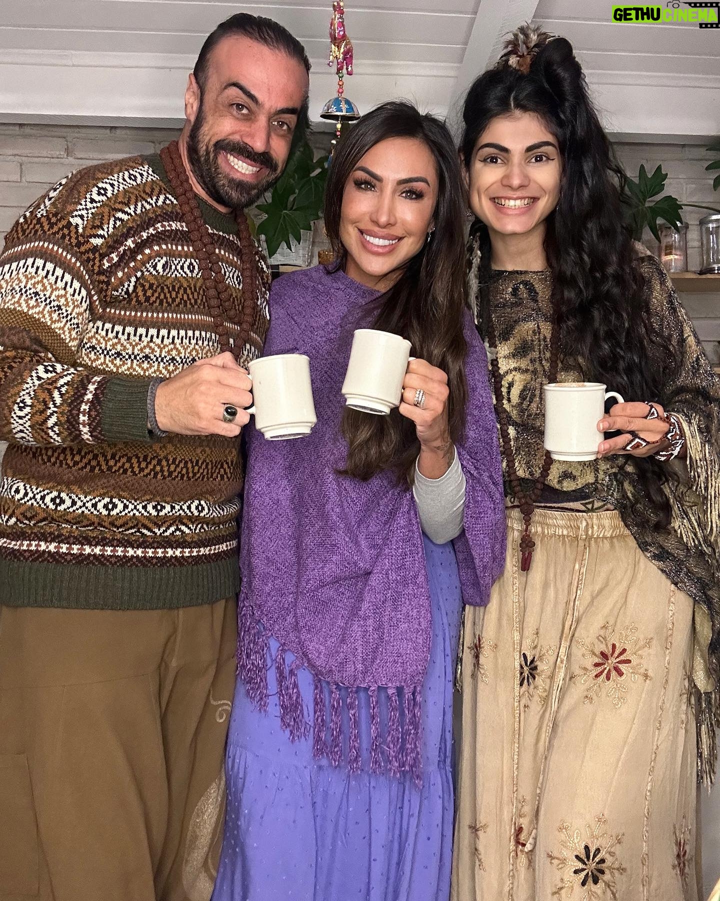 Jaque Khury Instagram - Dump de fotos do nosso sextouuuu em casa com cacaucita, e muito amor dessa família @kellypadminiterapeuta @trishula_yoga 💜