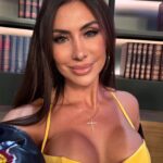Jaque Khury Instagram - E já estou com 55 dias de pós operatório da minha cirurgia de mastopexia para diminuir a minha prótese . Agora estou de @silimed.official . Como vocês viram eu estava com a prótese anterior rompida, e também tinha o desejo de diminuir. Foi indicada a prótese redonda, perfil alto(HI) e 495mls. Acima do músculo. Eu estou super feliz com o resultado. Nunca estive tão satisfeita. #silimed #silicone #seios #silimedbrasil E você gostaria de ter silicone nos seios ?