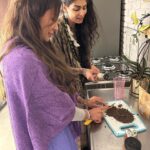 Jaque Khury Instagram - Dump de fotos do nosso sextouuuu em casa com cacaucita, e muito amor dessa família @kellypadminiterapeuta @trishula_yoga 💜