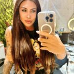 Jaque Khury Instagram - E voltamos ao cabelão mais liso , porque é assim que me sinto bem. Progressiva em dia e 2 faixas de tela , no alongamento com fita adesiva, método exclusivo da @bialimamegahair . Obrigada pela paciência comigo nesse por e tira de cabelo e por me atender maravilhosamente bem . 🥰 #megahair #bialimamegahair #cabelos