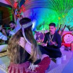 Jaque Khury Instagram - Adoro me aprofundar nos estudos dos nossos antigos ancestrais. Instrumentos mágicos, músicas de conexão espiritual, tudo tão lindo. Cada dia me sinto mais parte da natureza, e desse movimento que o mundo faz pelo amor ao próximo e pela preservação das nossas florestas e nossa cultura. Nós somos o coração do mundo, a Amazônia é aqui!!! Ao viver isso, é como se eu voltasse a algo que eu pertenço mas tinha sido perdido… ouvir esse chamado dos índios… dançar na fogueira, tirar as energias ruins… Infelizmente com o passar dos anos , nossa natureza foi se perdendo 😢 dando lugar a um mundo frio. Mas estamos na nova era… aonde o amor é a força mais preciosa é que devemos ensinar as nossas crianças . Esse reencontro com as sabedorias dos índios e guardiões das nossas florestas nos trazem muito autoconhecimento , inclusive com as medicinas da floresta. É um processo natural de sabedoria e evolução. Sem perceber começamos a viver isso… as curas interiores… nos desapegamos do que não presta, e nos apegamos no quem tem que ser… em tudo que nos faz evoluir; e não é um sofrimento… é um processo natural. O amor vem e transborda. E é só alegria . Sem religião , sem raça , sem cor , sem julgamento. Nós somos parte de tudo, somos um só , guiados pelo grande espírito, Deus . Valeu @mena.011 ❤️🧡💛💚💙💜🍃🪶🌏🌈☀️🌙🌪️ Olha aí o rapé @bemteviarcoiris