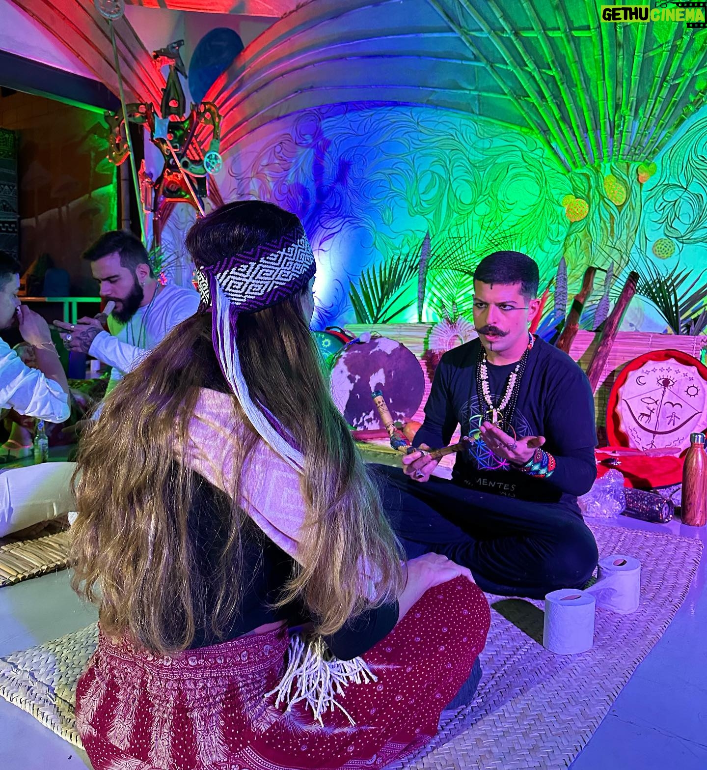 Jaque Khury Instagram - Adoro me aprofundar nos estudos dos nossos antigos ancestrais. Instrumentos mágicos, músicas de conexão espiritual, tudo tão lindo. Cada dia me sinto mais parte da natureza, e desse movimento que o mundo faz pelo amor ao próximo e pela preservação das nossas florestas e nossa cultura. Nós somos o coração do mundo, a Amazônia é aqui!!! Ao viver isso, é como se eu voltasse a algo que eu pertenço mas tinha sido perdido… ouvir esse chamado dos índios… dançar na fogueira, tirar as energias ruins… Infelizmente com o passar dos anos , nossa natureza foi se perdendo 😢 dando lugar a um mundo frio. Mas estamos na nova era… aonde o amor é a força mais preciosa é que devemos ensinar as nossas crianças . Esse reencontro com as sabedorias dos índios e guardiões das nossas florestas nos trazem muito autoconhecimento , inclusive com as medicinas da floresta. É um processo natural de sabedoria e evolução. Sem perceber começamos a viver isso… as curas interiores… nos desapegamos do que não presta, e nos apegamos no quem tem que ser… em tudo que nos faz evoluir; e não é um sofrimento… é um processo natural. O amor vem e transborda. E é só alegria . Sem religião , sem raça , sem cor , sem julgamento. Nós somos parte de tudo, somos um só , guiados pelo grande espírito, Deus . Valeu @mena.011 ❤️🧡💛💚💙💜🍃🪶🌏🌈☀️🌙🌪️ Olha aí o rapé @bemteviarcoiris